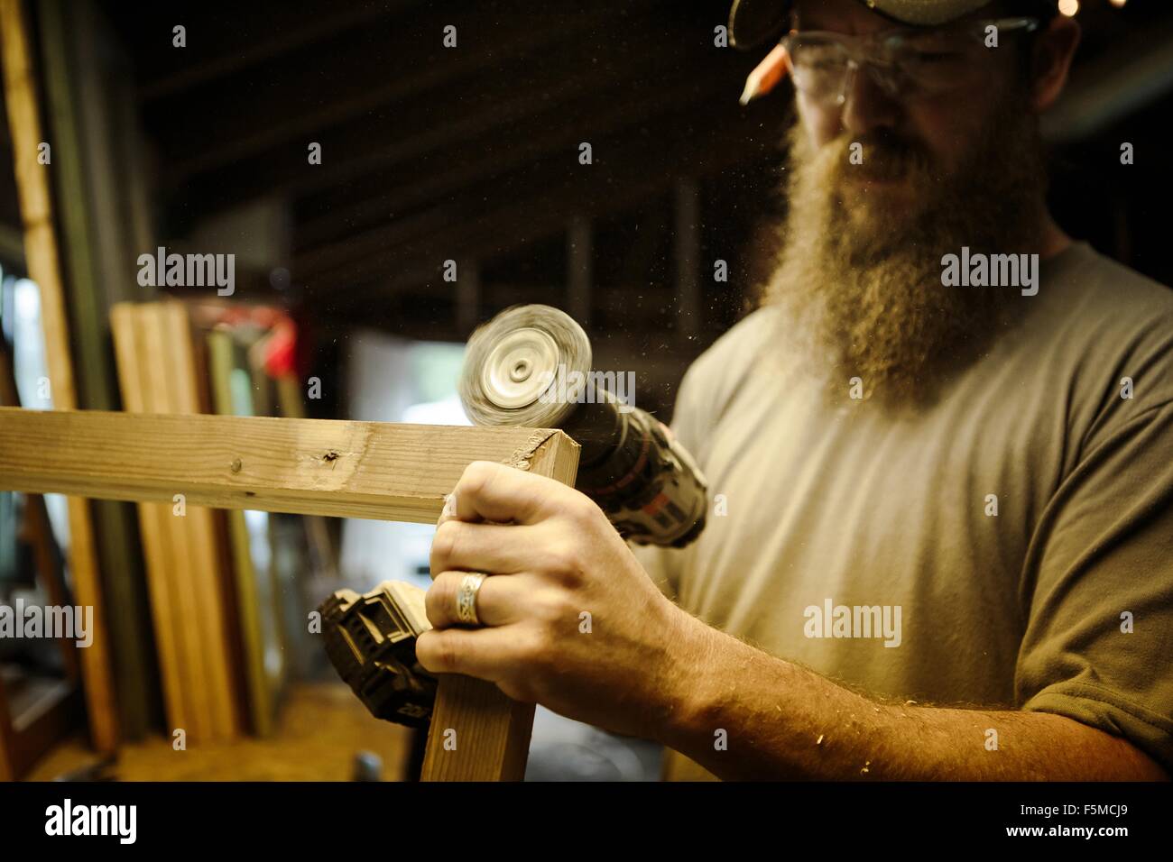 Holzkünstler in Werkstatt Stockfoto