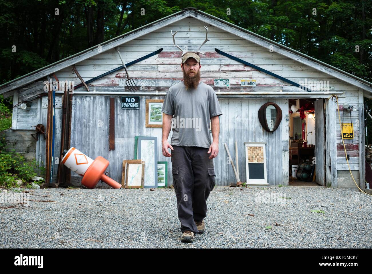 Porträt von Holzkünstler vor Werkstatt Stockfoto