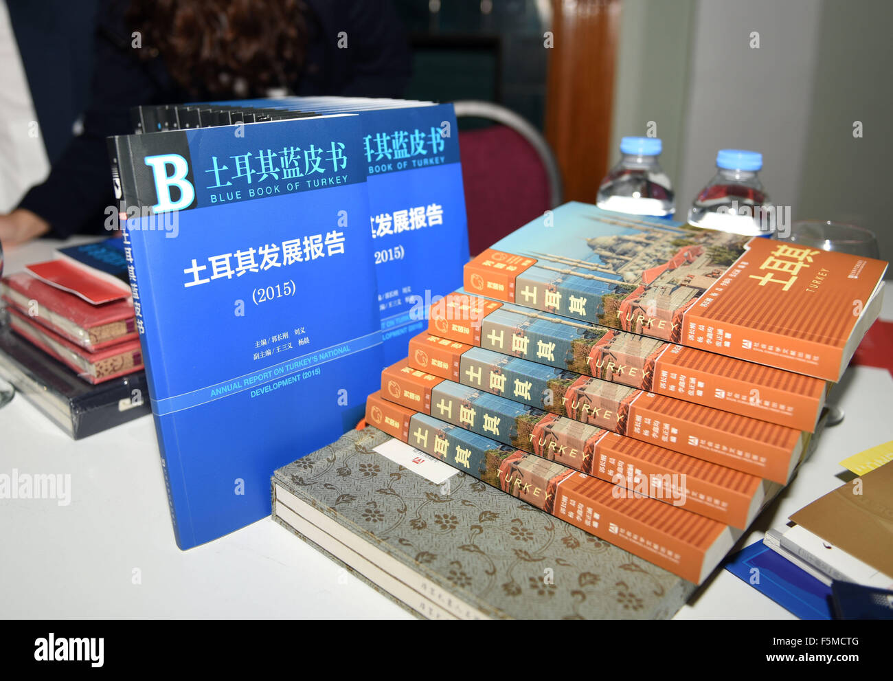 (151106)--ISTANBUL, 6 November, 2015(Xinhua)--ein Foto zeigt die neueste Ausgabe von Blue Book über die Türkei in Istanbul, Türkei, am 6. November 2015. Eine Neuauflage der ein blaues Buch über die Türkei wurde hier am Freitag von Forschungszentren von zwei chinesischen und türkischen Universitäten in Bemühungen um die Stärkung der akademischen und Menschen Austausch zwischen den beiden Ländern vorgestellt. (Xinhua / He Canling) Stockfoto