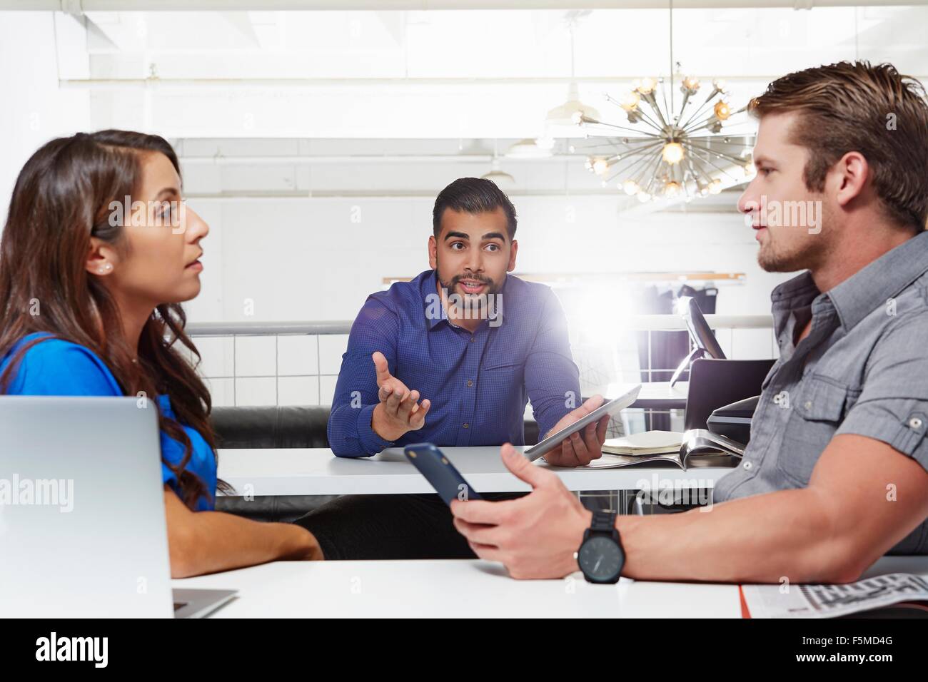 Kleine Gruppe von Menschen, Business-Meeting, die männlichen und weiblichen Kollegen mit Meinungsverschiedenheiten Stockfoto