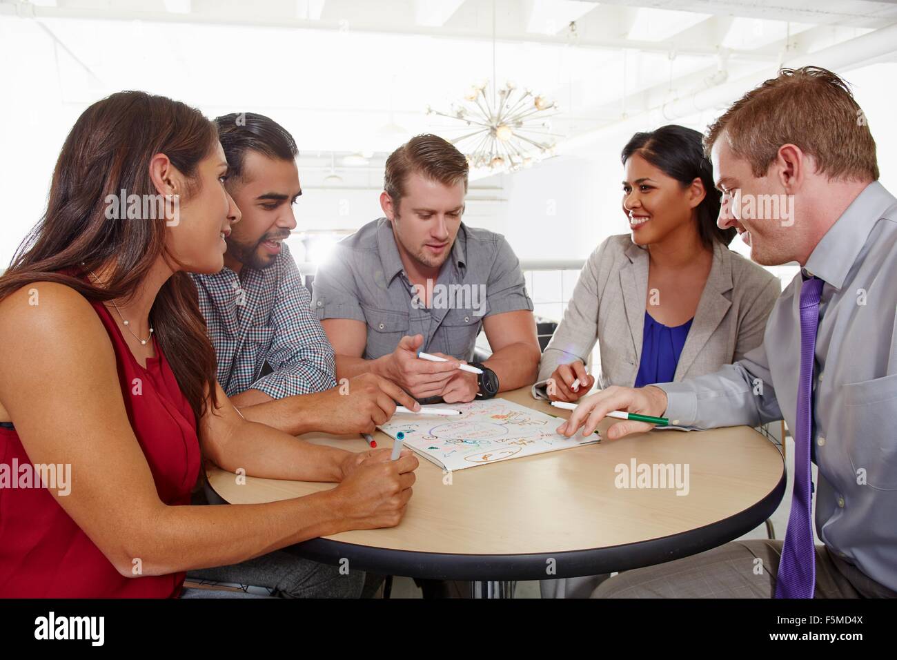 Kleine Gruppe von Menschen, die brainstorming-Business-meeting Stockfoto