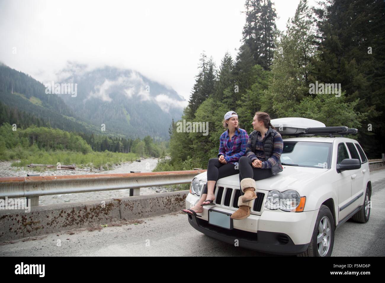 Wanderer im Chat vor der Motorhaube des Fahrzeugs, See Blanco, Washington, USA Stockfoto Wanderer im Chat vor der Motorhaube des Fahrzeugs, See Blanco, Washington, USA Stockfoto