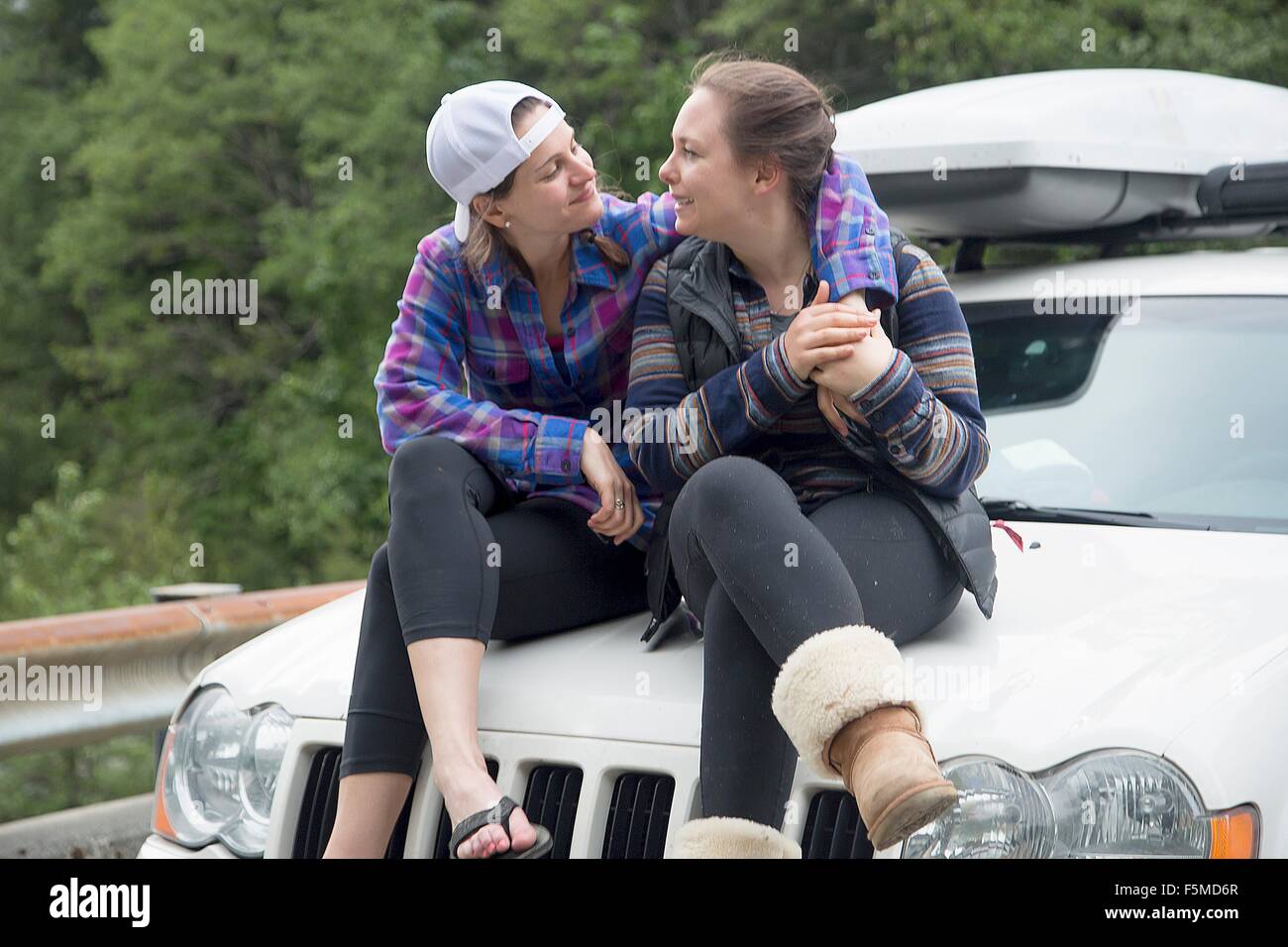 Wanderer im Chat vor der Motorhaube des Fahrzeugs, See Blanco, Washington, USA Stockfoto Wanderer im Chat vor der Motorhaube des Fahrzeugs, See Blanco, Washington, USA Stockfoto