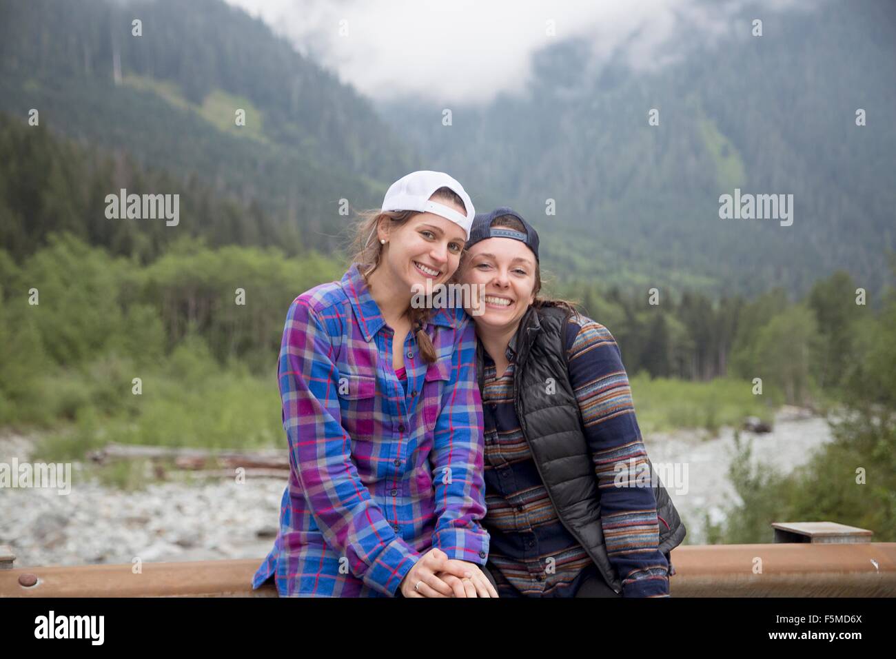 Wanderer, posieren gegen Wald im Hintergrund, See Blanco, Washington, USA Stockfoto Wanderer, posieren gegen Wald im Hintergrund, See Blanco, Washington, USA Stockfoto