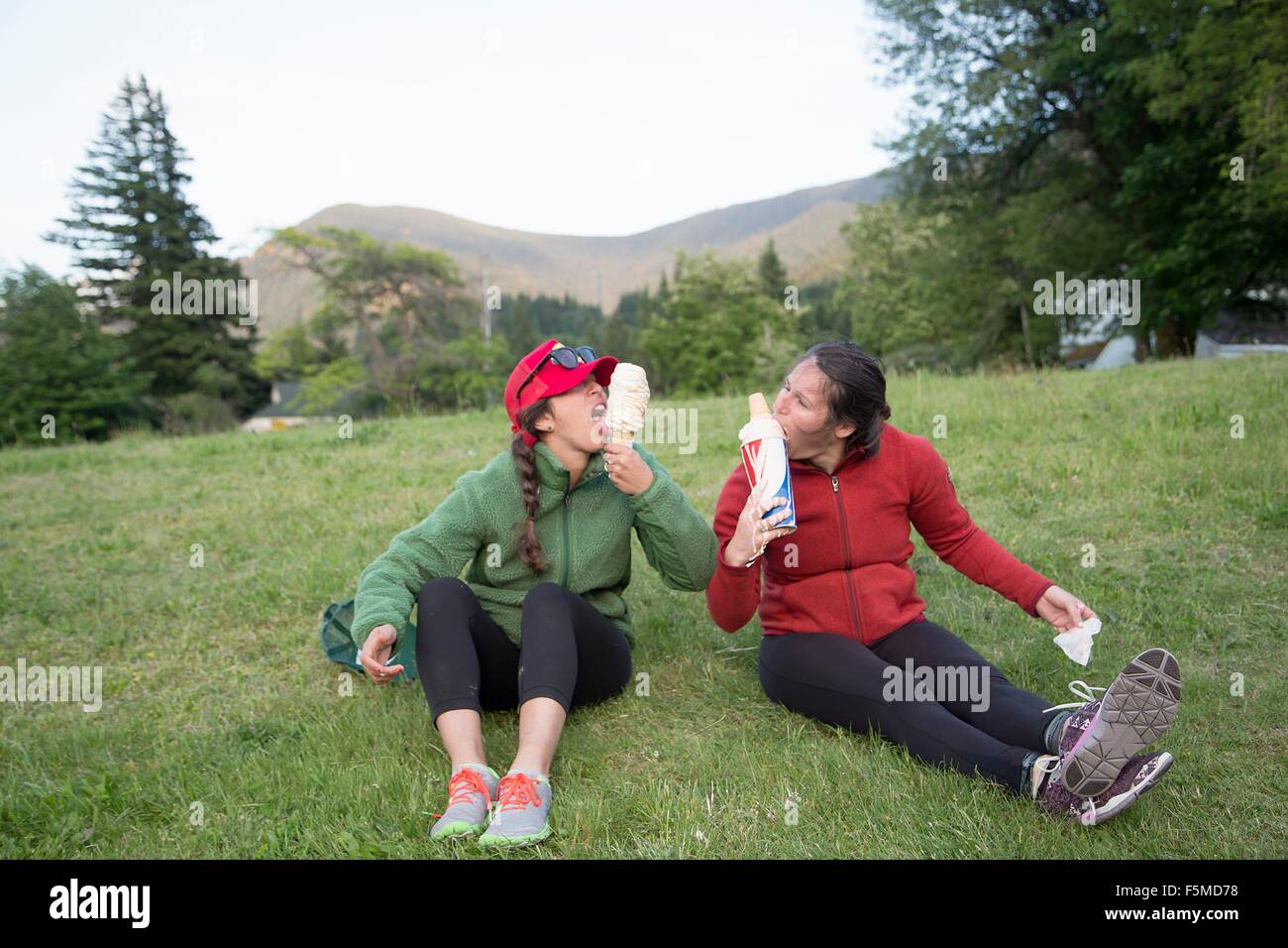 Wanderer genießen Eistüte auf Rasen, See Blanco, Washington, USA Stockfoto Wanderer genießen Eistüte auf Rasen, See Blanco, Washington, USA Stockfoto