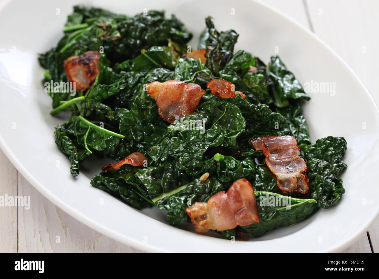 Sautierte schwarz Kohl und Speck Stockfoto