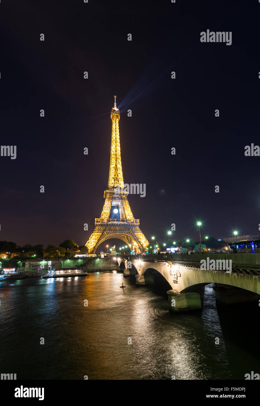 Beleuchteten Eiffelturm bei Nacht, Boote am Ufer, Tour Eiffel, Paris, Ile de France, Frankreich Stockfoto