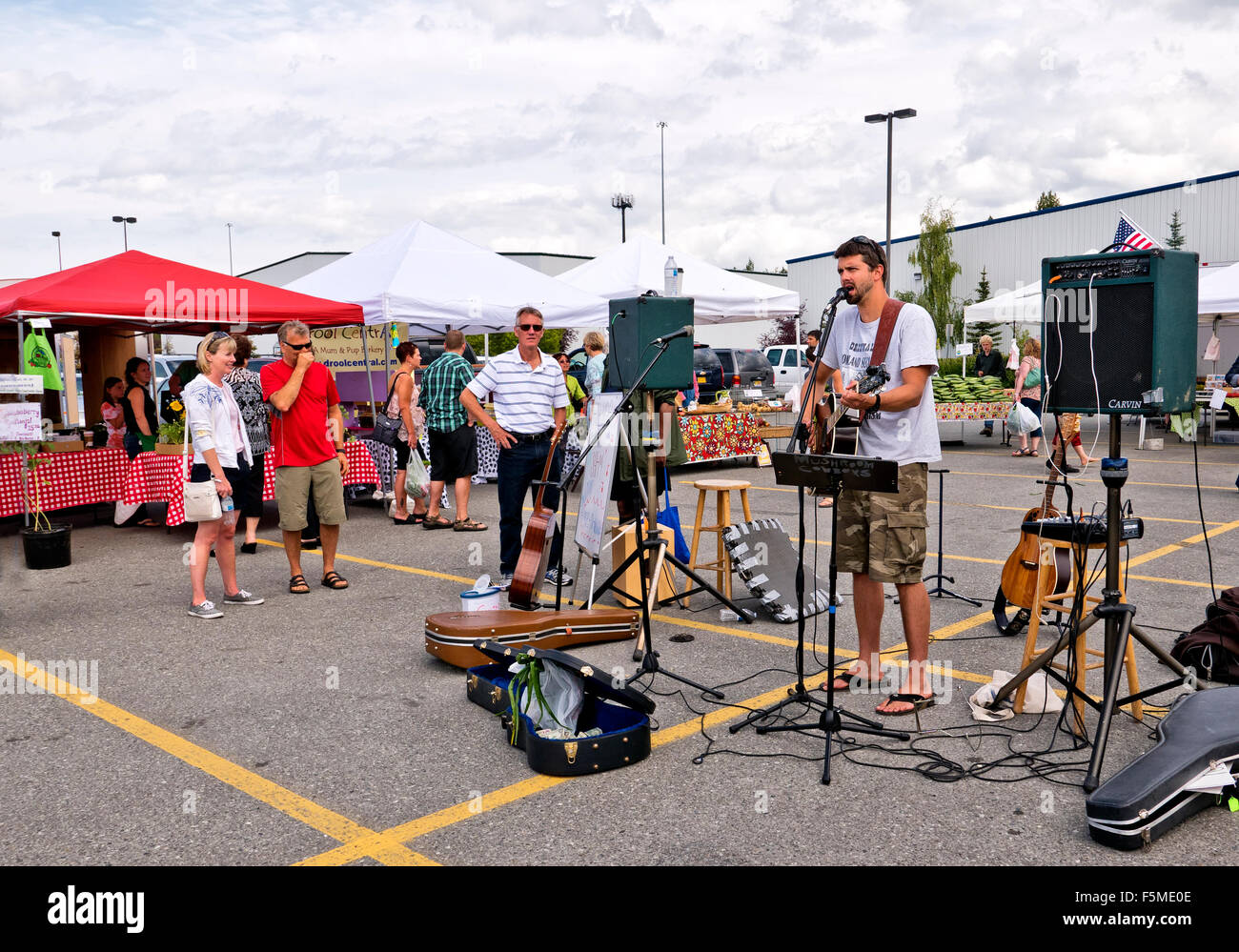 Musiker im Süden Anchorage Bauernmarkt unterhaltsam. Stockfoto