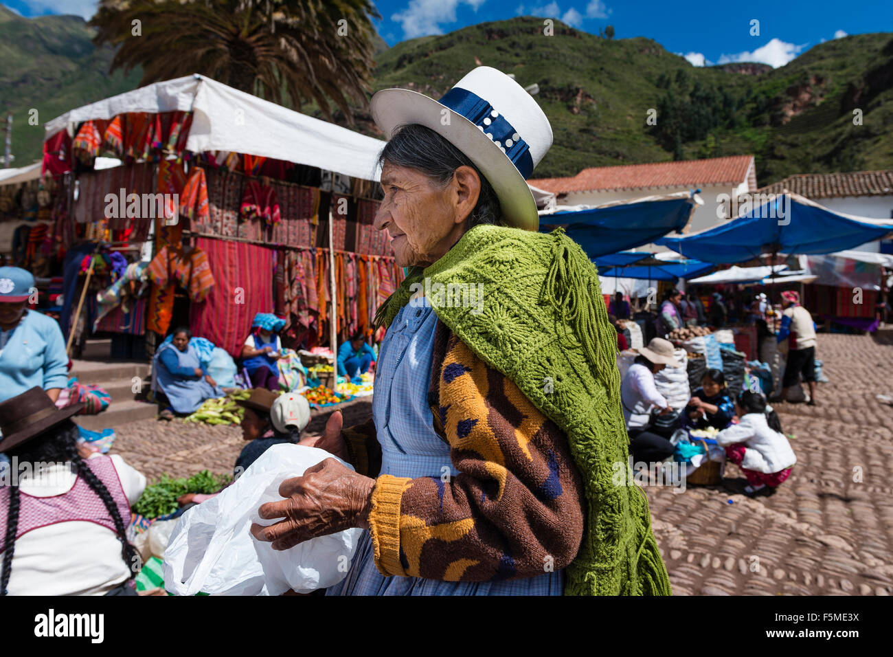 Pisac, Peru - Dezember 2013: Lokale Womenin einen Markt in der Stadt von Pisac, im Sacredy-Tal. Stockfoto
