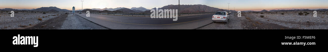 Panorama schoss in der Abenddämmerung aus Weg 15 in der Nähe des Dorfes Samail, Oman. Stockfoto