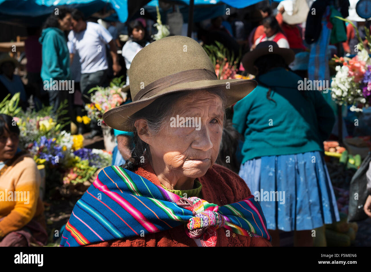 Pisac, Peru - Dezember 2013: Lokale Womenin einen Markt in der Stadt von Pisac, im Sacredy-Tal. Stockfoto