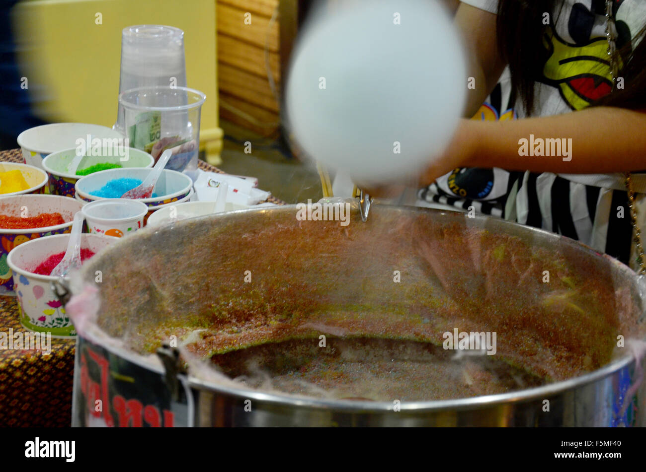 Spinnerei Zuckerwatte auf einer Kirmes in Thailand Stockfoto