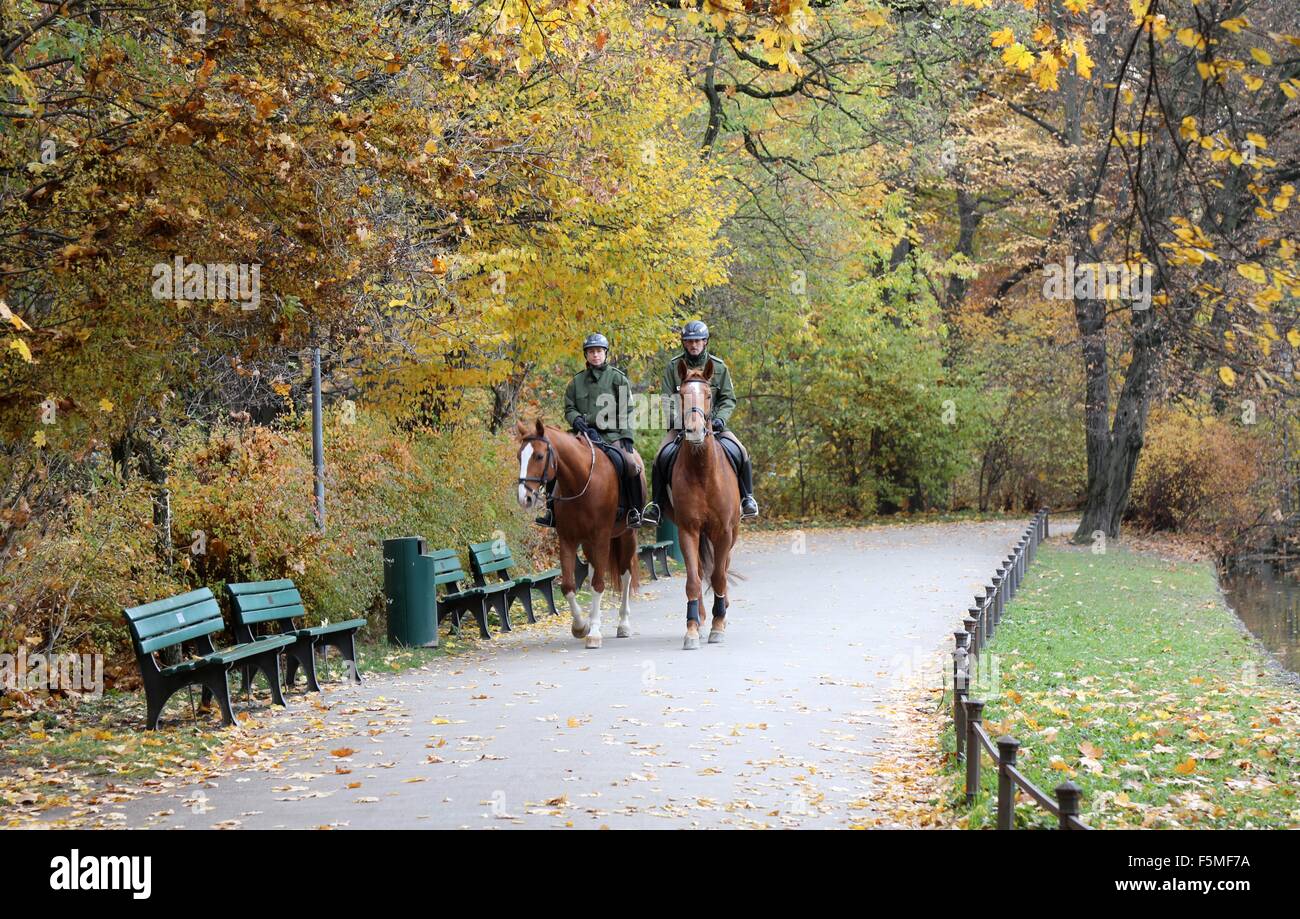 Zwei montiert Polizisten auf Patrouille in den englischen Garten Park in München. Stockfoto