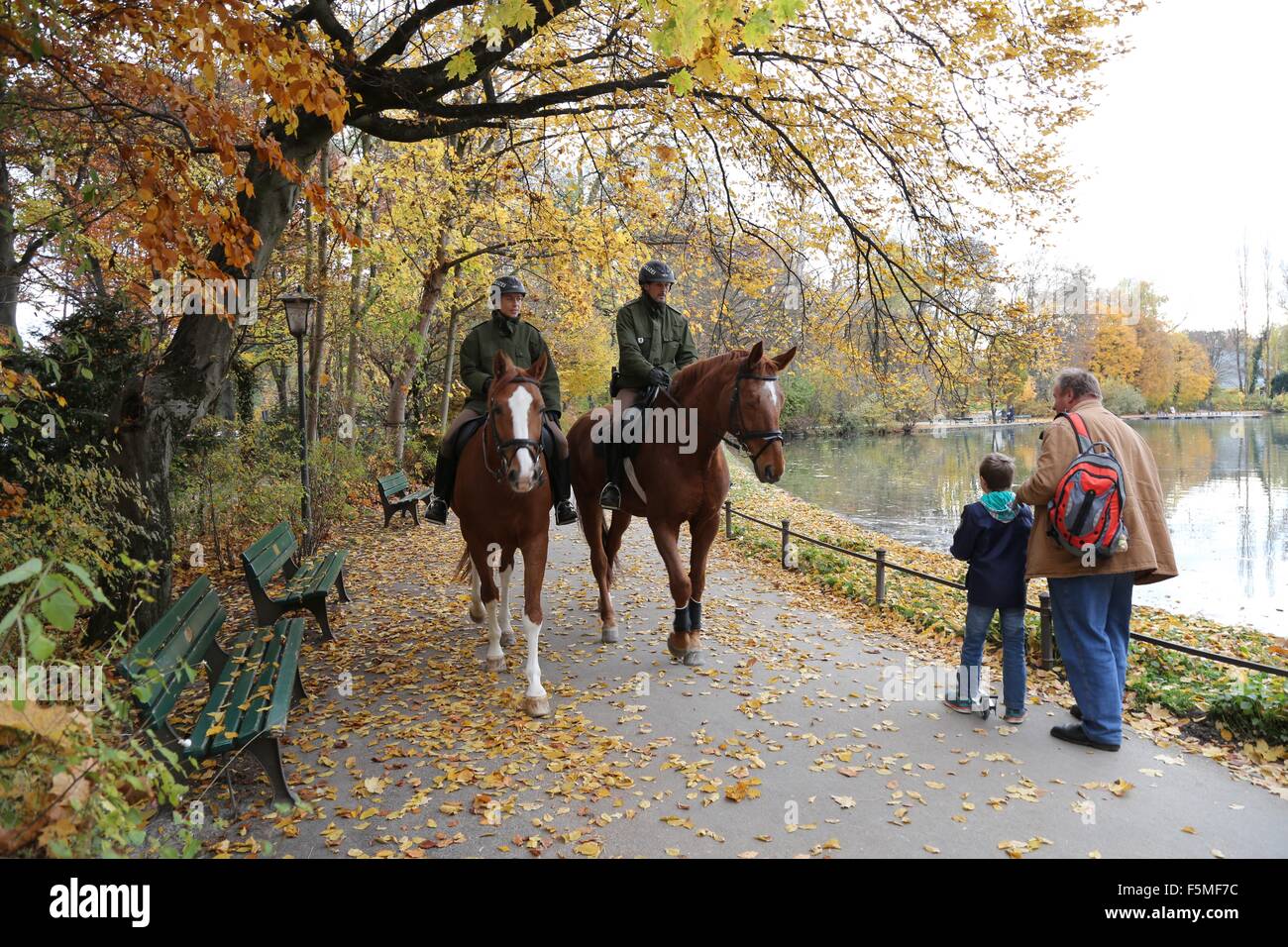 Zwei montiert Polizisten auf Patrouille in den englischen Garten Park in München. Stockfoto
