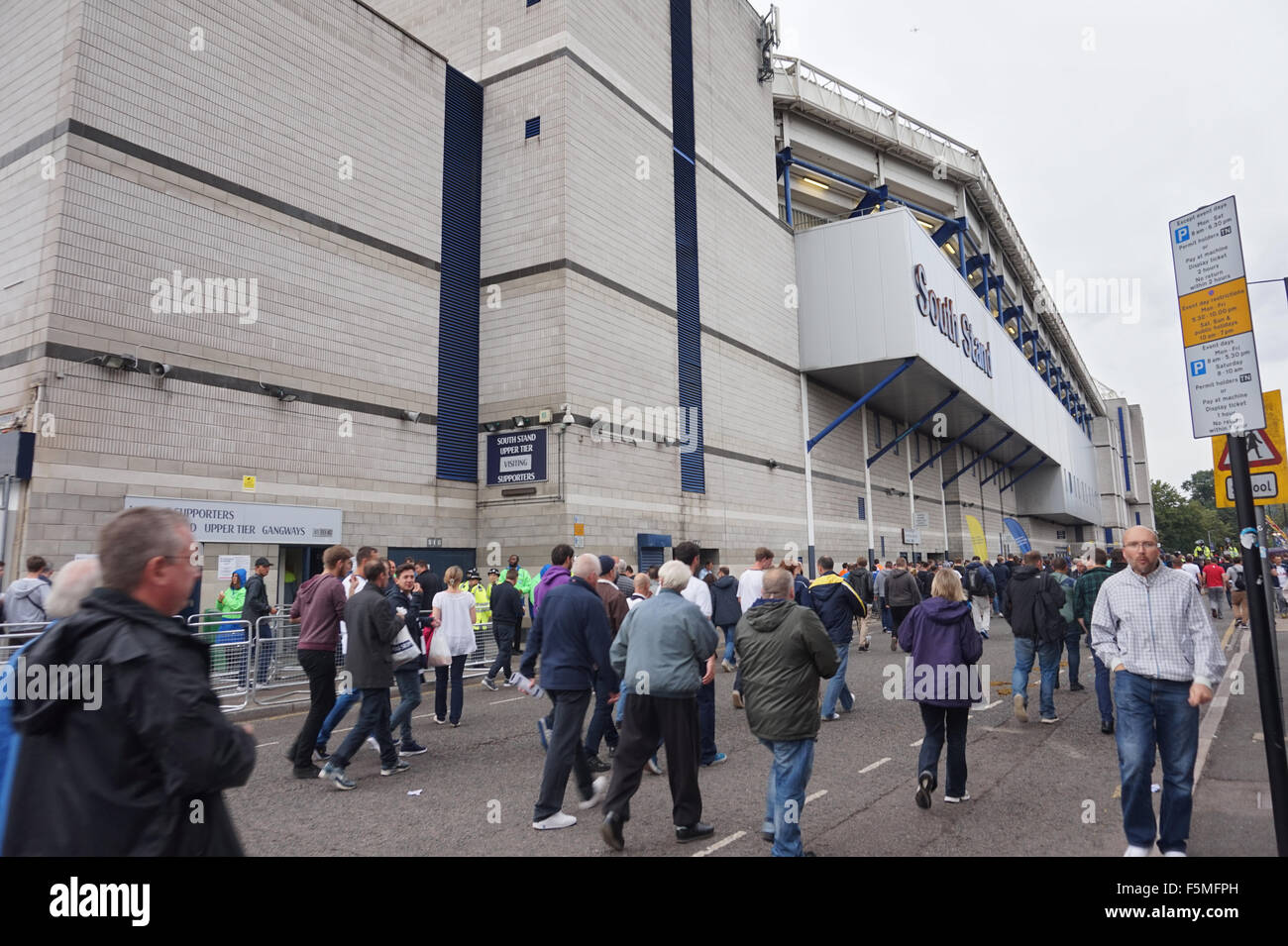 Die Menge von Fußball-Fans kommen an der White Hart Lane, Tottenham Hotspur spielen, London zu sehen Stockfoto