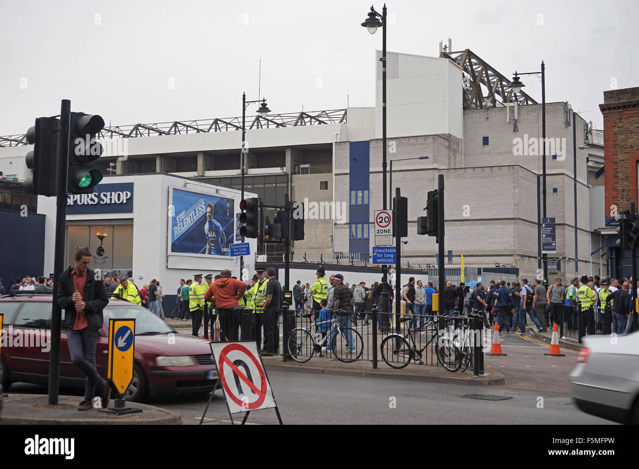 Fußball-Fans, die Ankunft im White Hart Lane, London, zu Tottenham Hotspur mit einem Polizei-Präsenz zur Prävention von Gewalt spielen beobachten Stockfoto