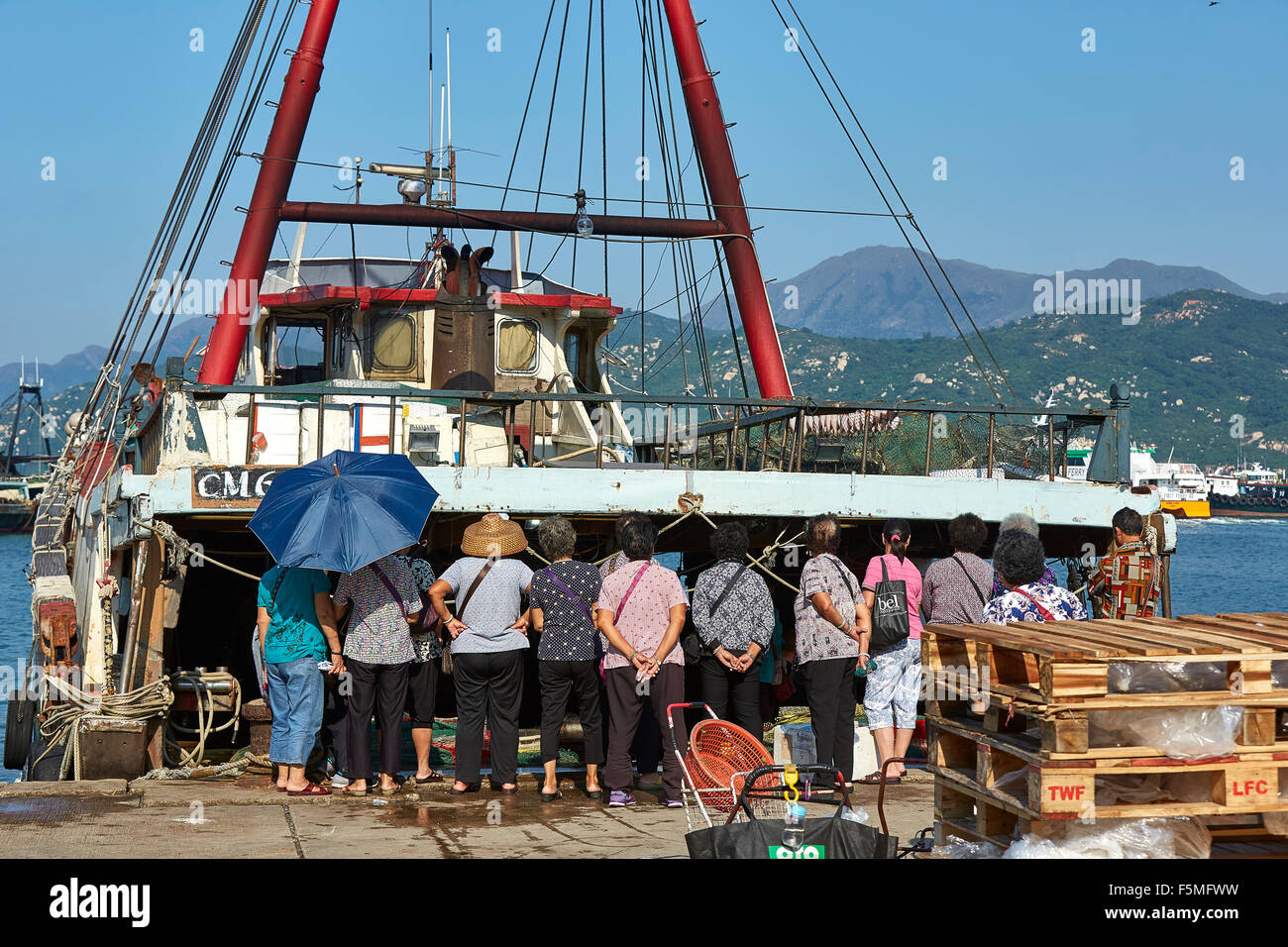 Masse der chinesischen Frauen warten auf die Tage Fang auf dem Fischmarkt Wharf, Cheung Chau Island, Hong Kong. Stockfoto