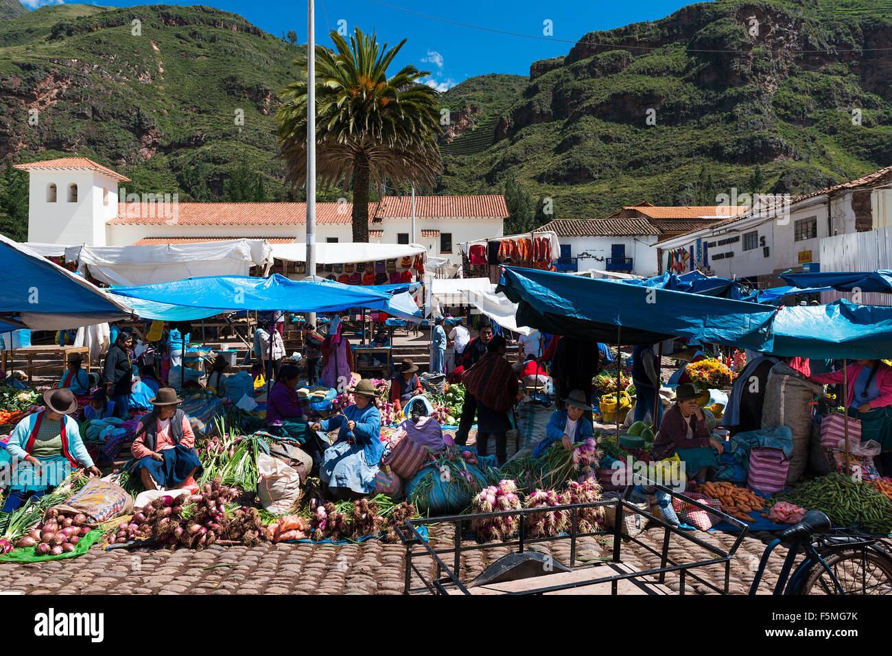 Pisac, Peru - Dezember 2013: Einheimische auf einem Markt in der Stadt von Pisac, im Sacredy-Tal. Stockfoto