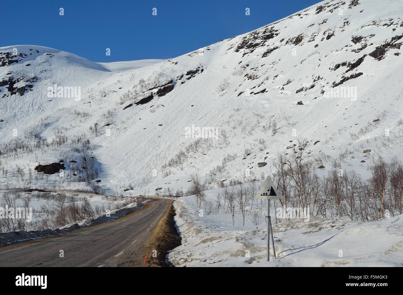 Fallenden Felsen Warnschild vor fallen des Schnees Berg auf Kaperdalen, Norwegen Stockfoto