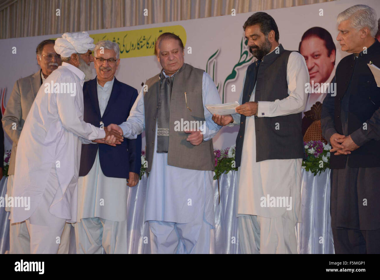 Premierminister Pakistans, Nawaz Sharif, die Verteilung der Schecks bei den Landwirten beim Sammeln im Zusammenhang mit der Eröffnung des Zentrums der Erleichterung der Landwirte vom Freitag, 6. November 2015 in Sialkot. Federal Minister sind auch auf den Anlass. Stockfoto