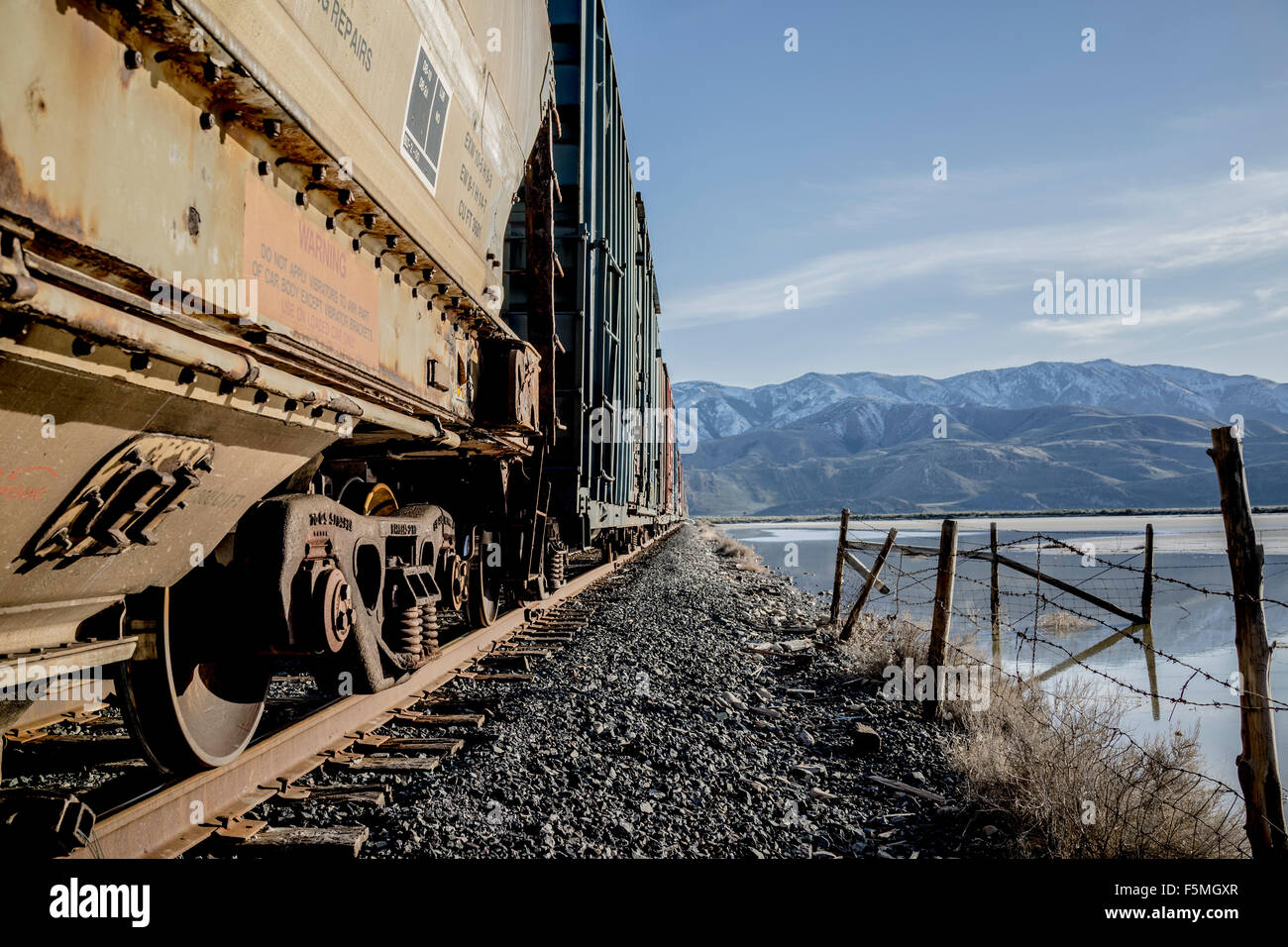 Eisenbahnwagen in Utah, USA neben einem überfluteten Salzsee Stockfoto