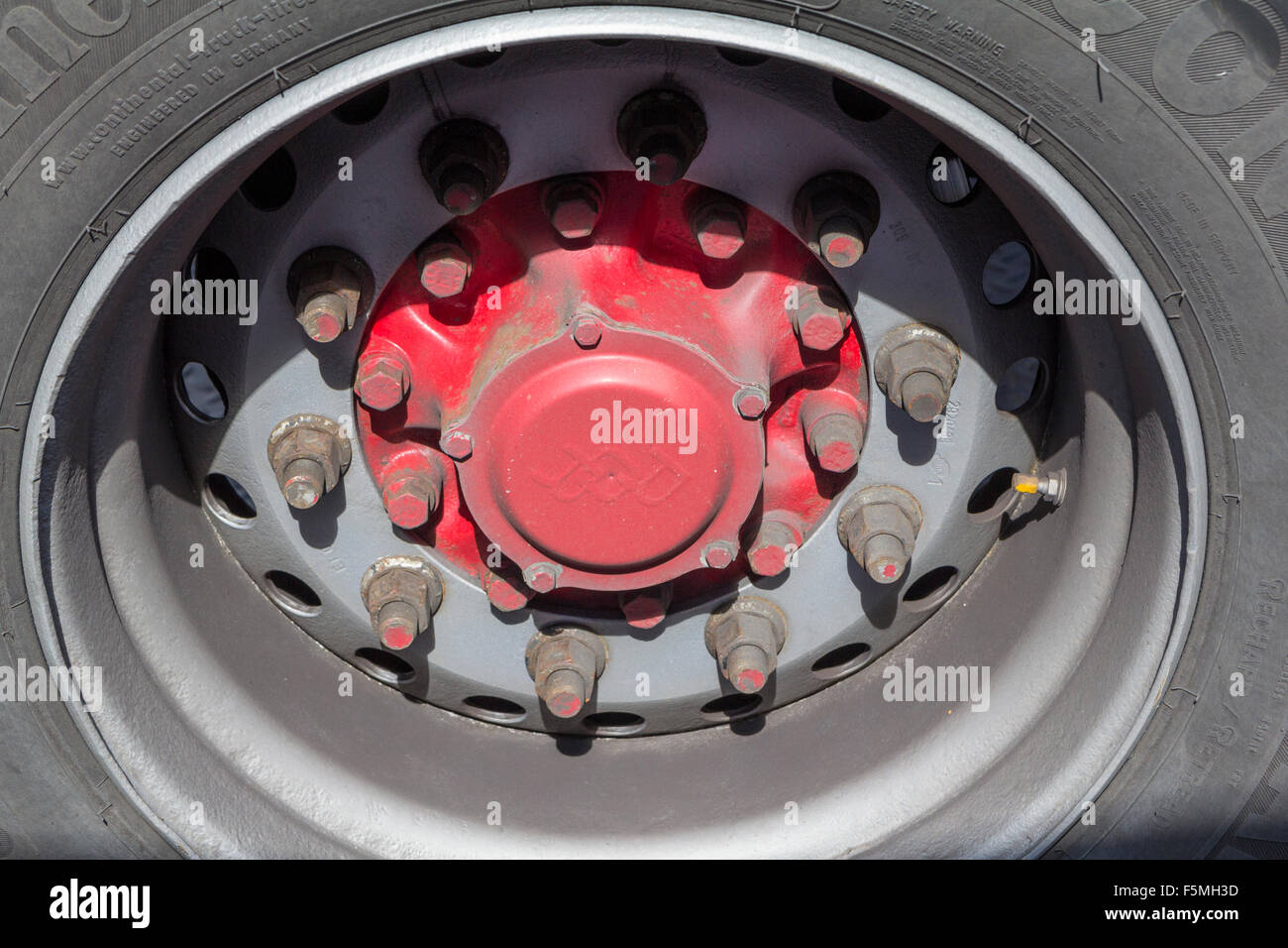 Lkw-Rad und Nabe Stockfoto