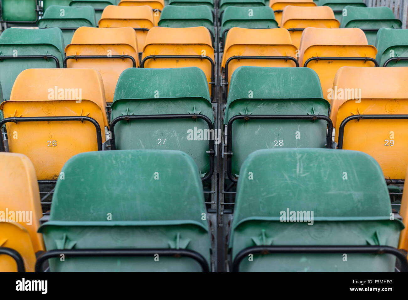 Sitzreihen leeren Stadion Stockfoto