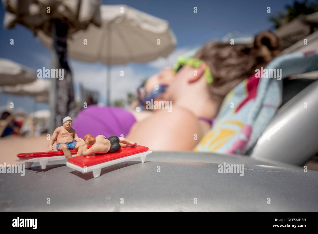 Zwei Figuren auf Liegestühlen am Strand Stockfoto