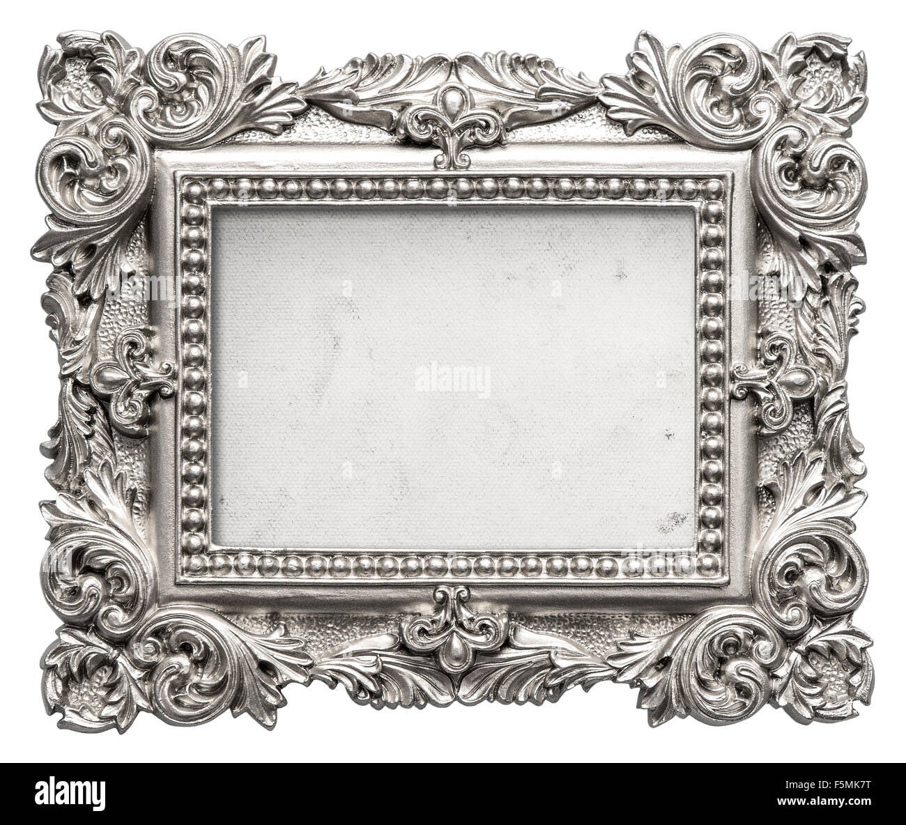 Silber Bilderrahmen mit Grunge Leinwand. Vintage Barockkunst Objekt isoliert auf weißem Hintergrund Stockfoto