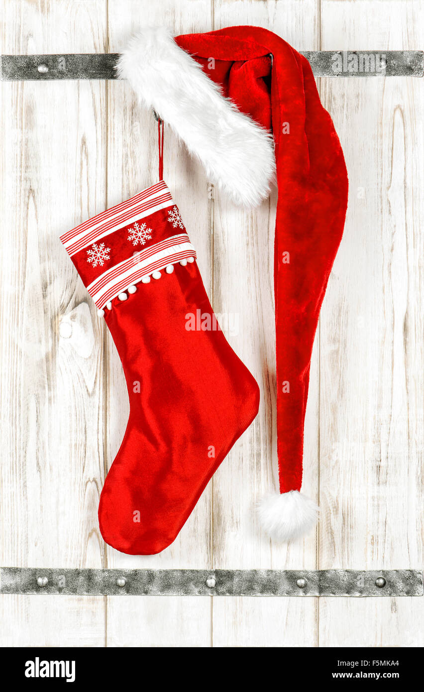 Roter Weihnachts-Strumpf. Retro-Stil Dekoration auf hellen Holz Hintergrund Stockfoto
