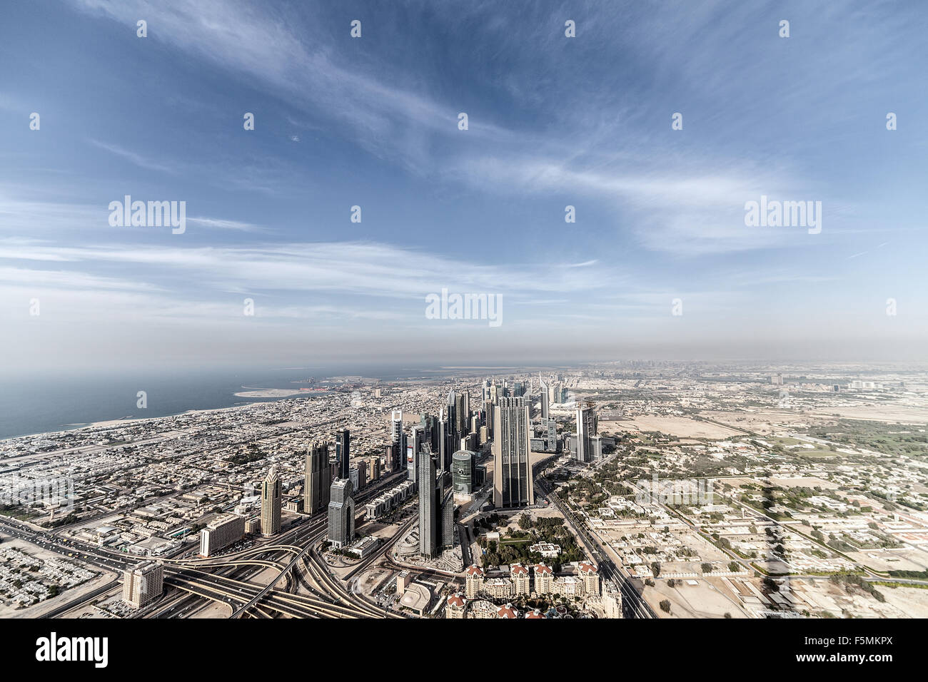 Die Innenstadt von Dubai. Wolkenkratzer und Straße Stockfoto