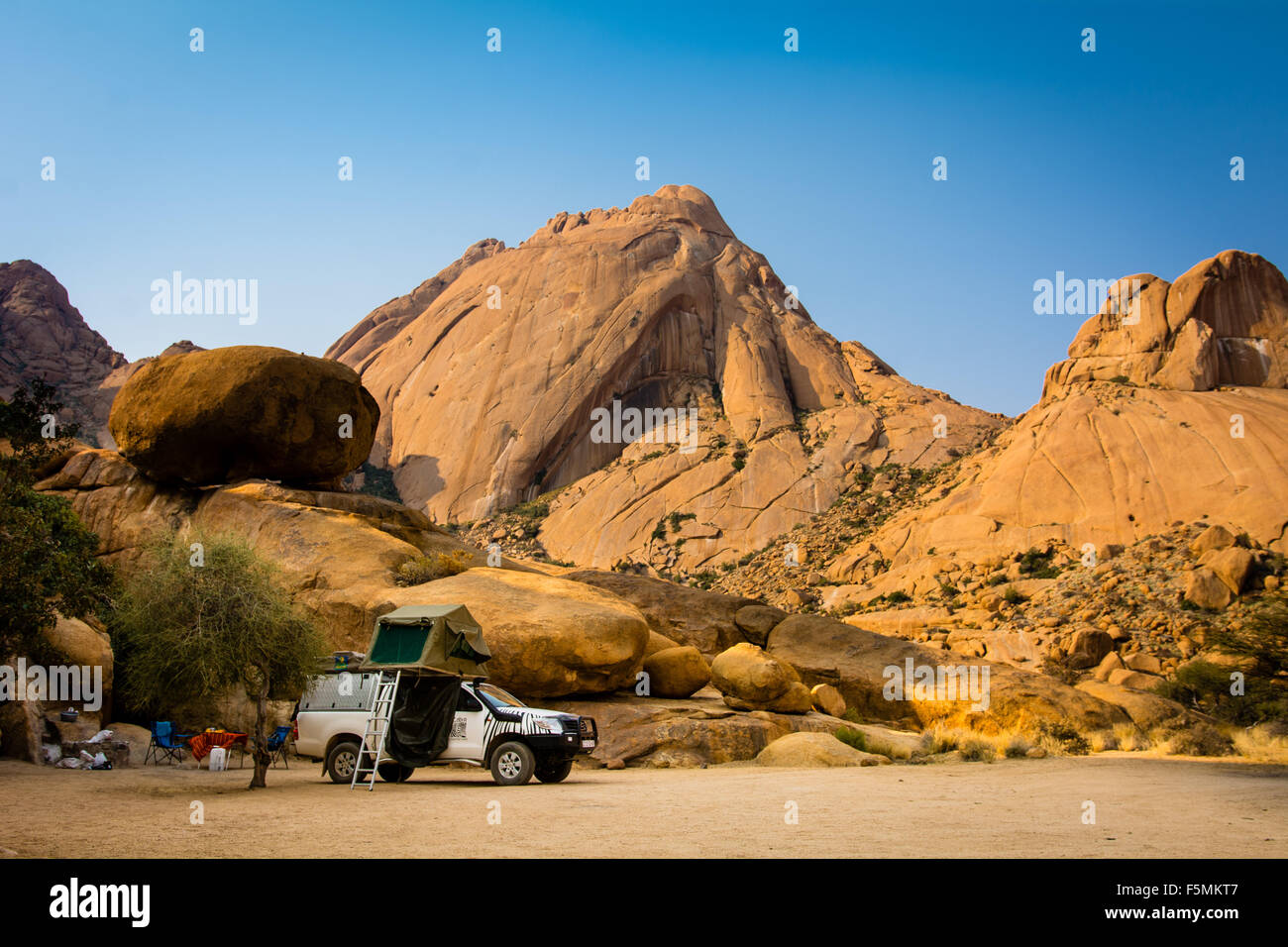 Auf dem Dach in der Wüste am Spitzkoppe Namibia camping. Die Berge ...