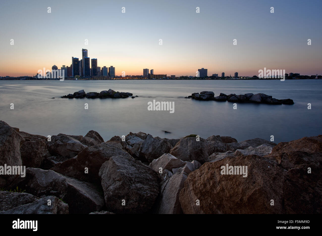 Ein Landschaftsbild von den Detroit River und Detroit, Skyline der Stadt von Windsor, Ontario Kanada Stockfoto