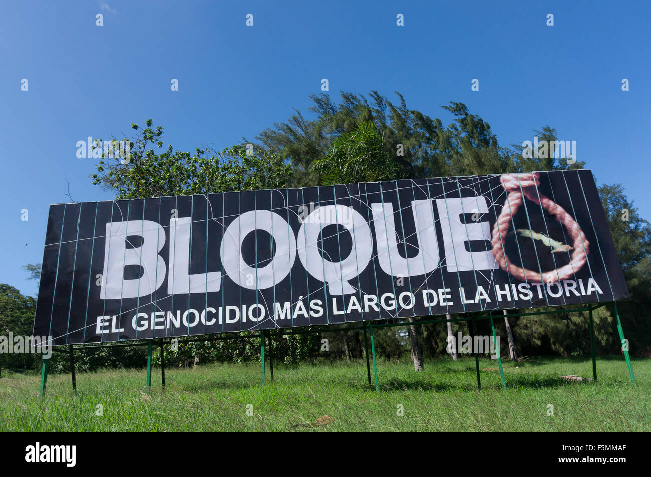 Lesung zu unterzeichnen "Bloque. El Genocidio Más largo del la Historia "(Blockade. Der längste Völkermord in der Geschichte). Stockfoto