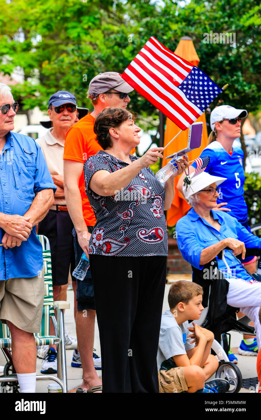 Der Bürgersteig patriotischen Publikum zeigen ihre Unterstützung für Memorial Day oder tragen amerikanische Flaggen in der Innenstadt von Sarasota FL Stockfoto