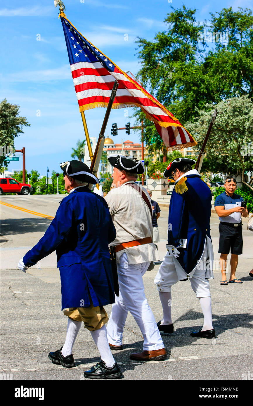 Soldaten der Armee 1776 Unabhängigkeit tragen die Fahne und führen die Memorial Day Parade in Sarasota FL Stockfoto