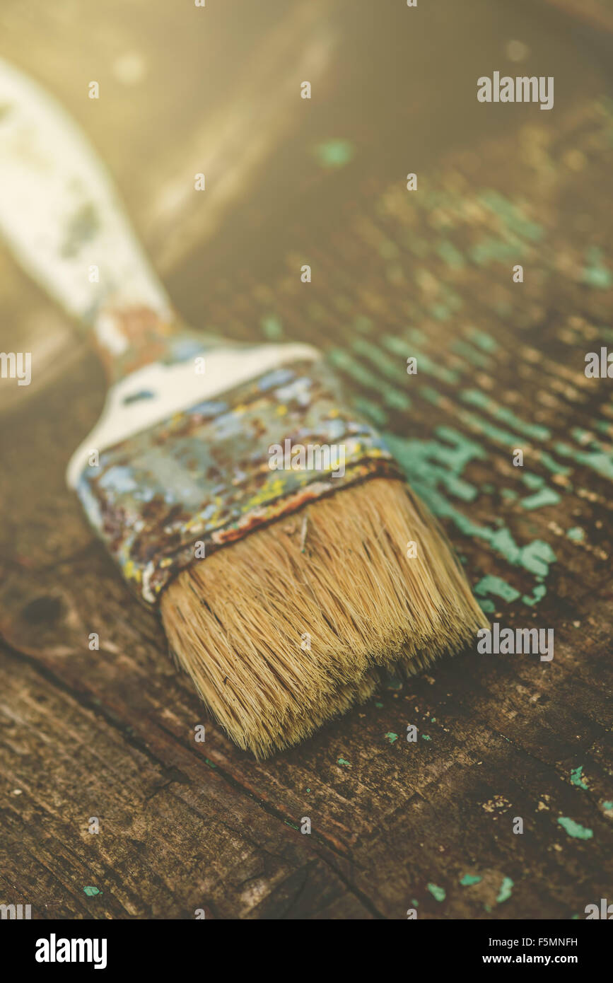 Alte gebrauchte Pinsel auf rustikalem Holzbrett, Retro-getönten mit leeren Textfreiraum Stockfoto