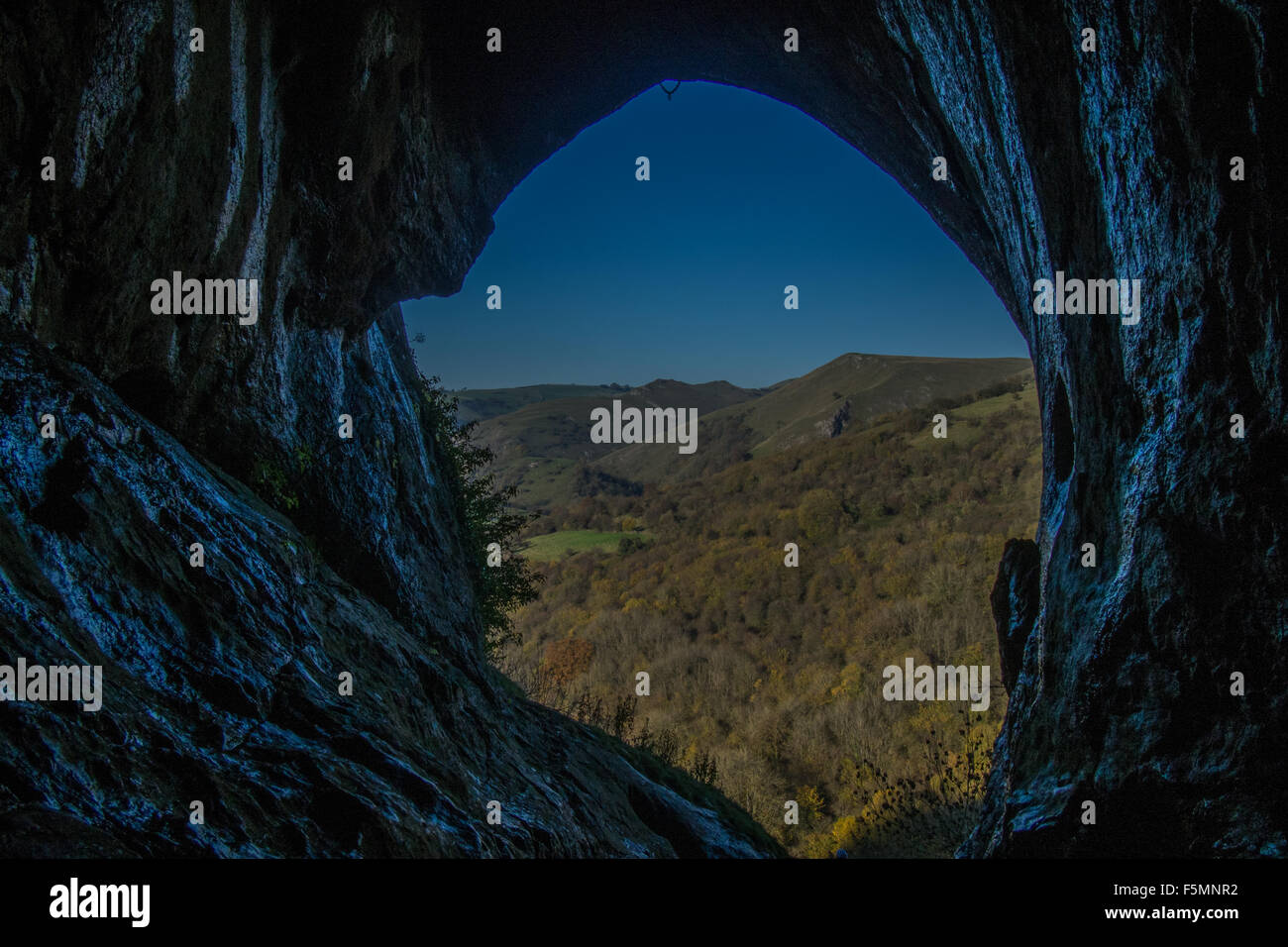 Blick von innen "Thors-Höhle" im Stafffordshire Peak District nahe dem Dorf von Wetton, England. Stockfoto