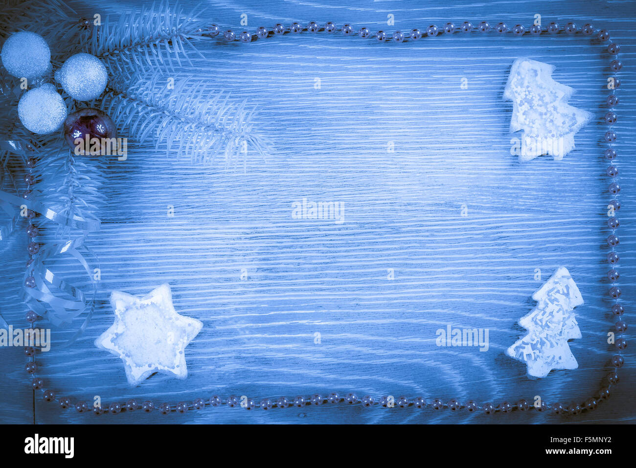 Weihnachtsdekoration und Kuchen aus Holz Hintergrund Stockfoto