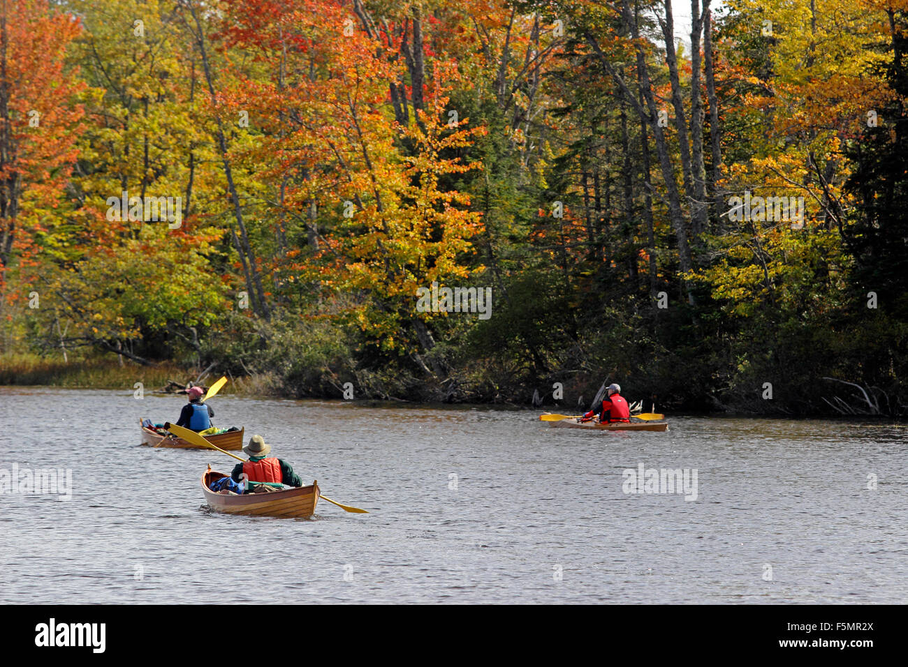 Kajak Kanu Herbstlaub Androscoggin River Coos County New Hampshire New England USA Stockfoto