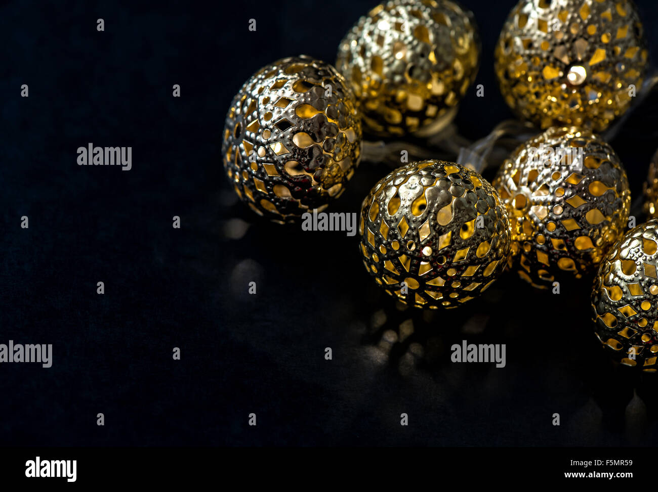 Goldenen Lichter Kranz auf dunklem Hintergrund. Weihnachts-Dekoration. Selektiven Fokus Stockfoto