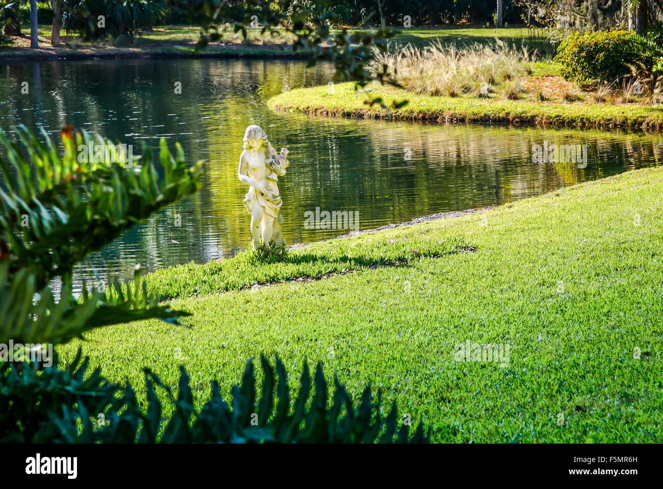 Antike Marmor-Statue der Frau am Rande des Sees auf dem Gelände der John und Mable Ringling des Museum of Art in Sarasota, FL Stockfoto Antike Marmor-Statue der Frau am Rande des Sees auf dem Gelände der John und Mable Ringling des Museum of Art in Sarasota, FL Stockfoto