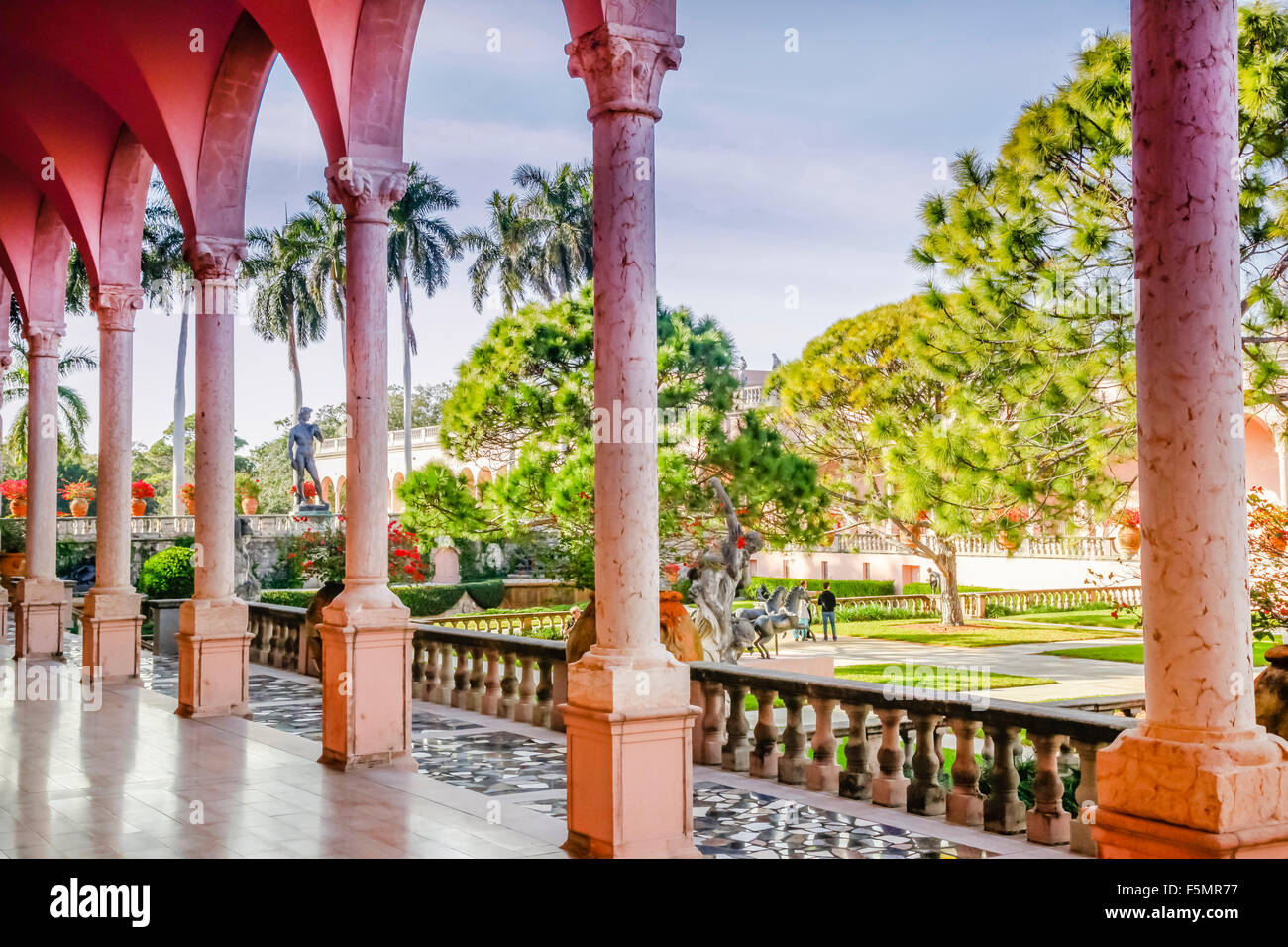 Opulente venezianischen gotischen Stil rosa Portikus und Dekosäulen säumen die versunkenen Gärten, Ringling Museum of Art in Sarasota FL Stockfoto