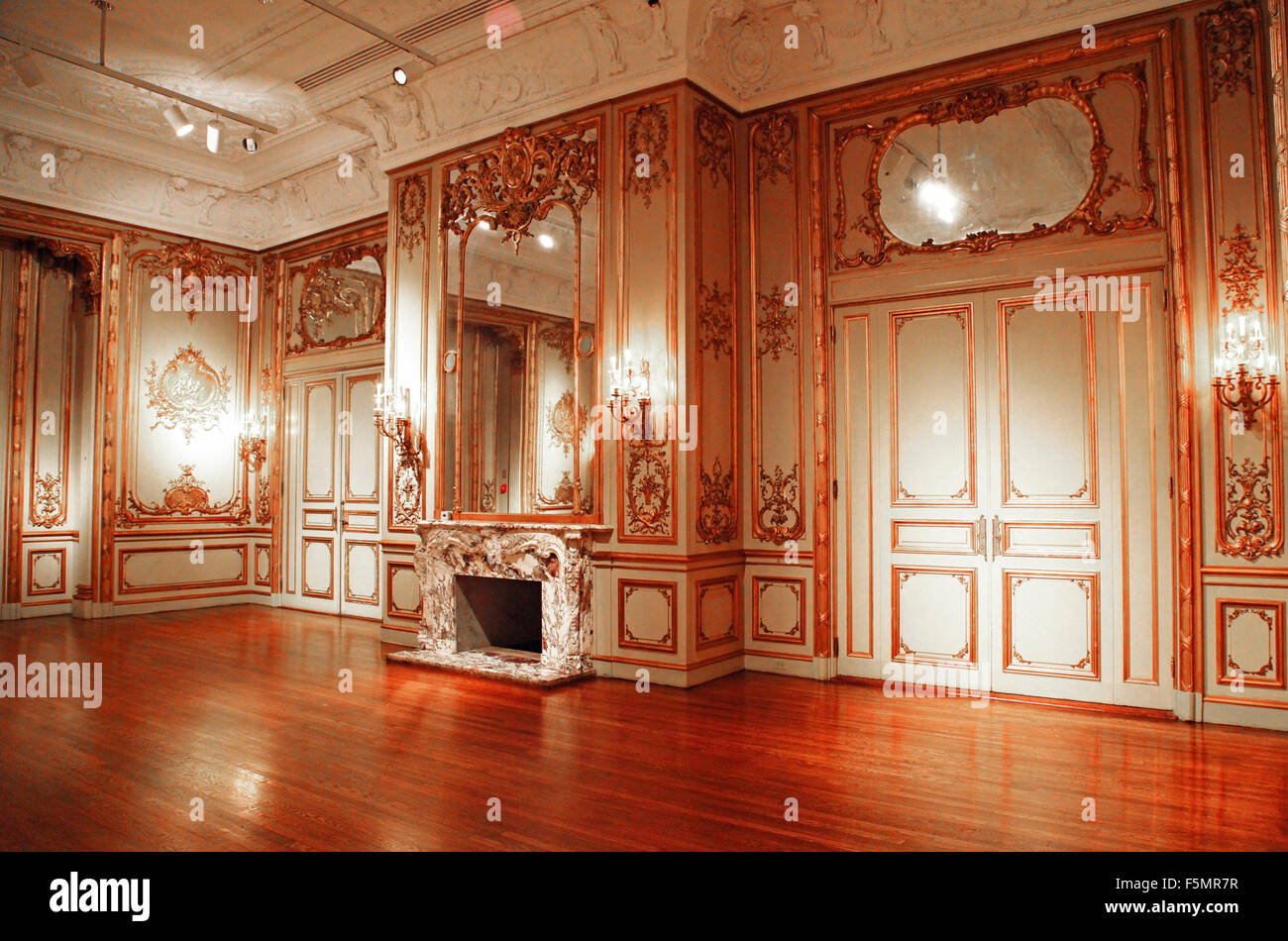 Marmorkamin im Barock inspirierten Raum in den Galerien von beeindruckenden Ringling Museum of Art in Sarasota, FL Stockfoto Marmorkamin im Barock inspirierten Raum in den Galerien von beeindruckenden Ringling Museum of Art in Sarasota, FL Stockfoto