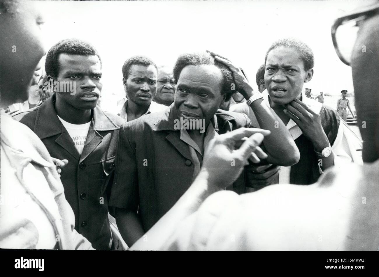 1972 - Obote Uganda: Dr.Milton Obote, Präsident von Uganda nach seiner Rückkehr aus Tansania Uganda Menschen begrüßt. © Keystone Bilder USA/ZUMAPRESS.com/Alamy Live-Nachrichten Stockfoto