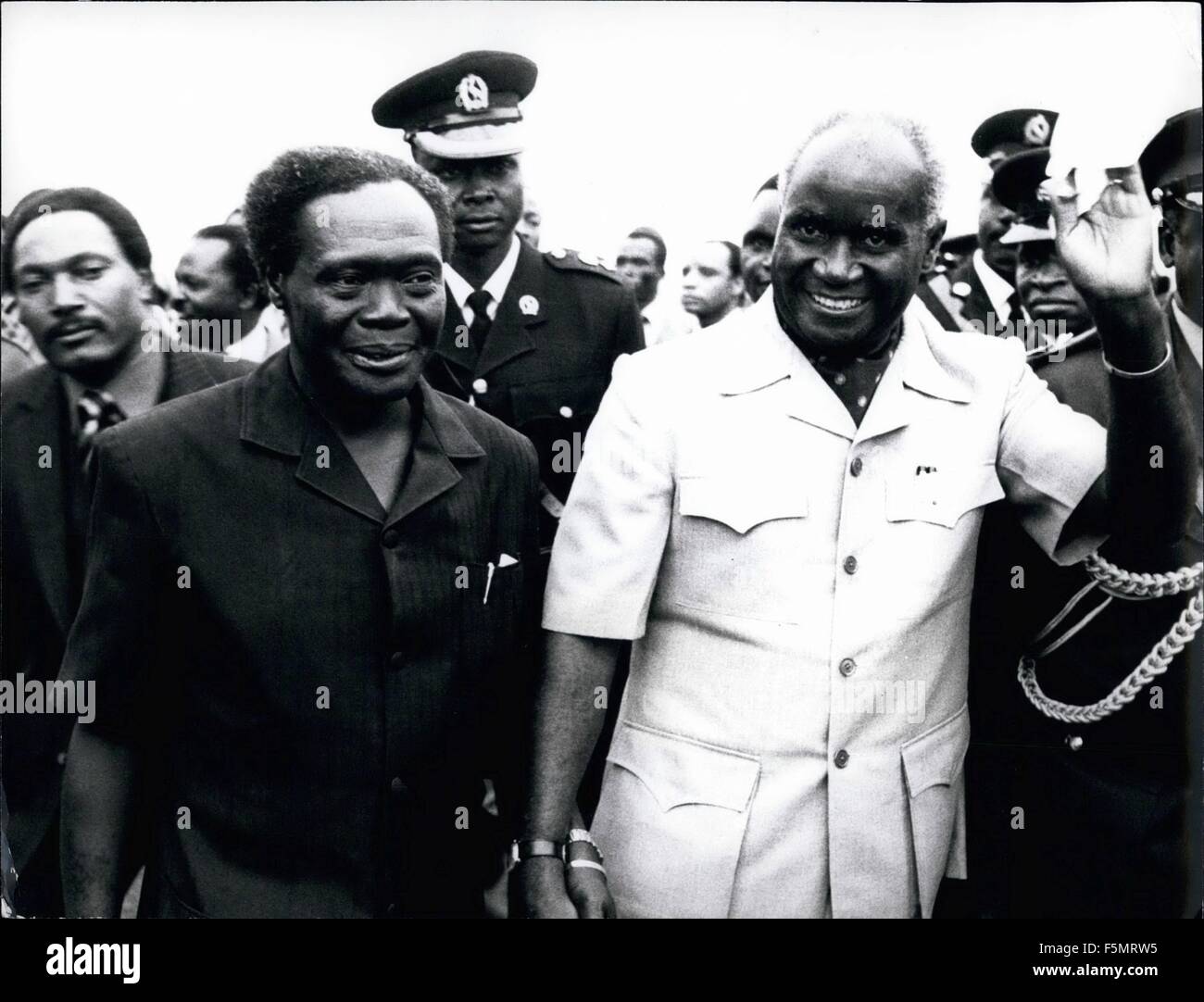 1972 - Präsident Milton Obote von Uganda und Präsident Kenneth Kaunda von Sambia Spaziergang zusammen in Kampala vor einem historischen Staats-Gipfel in Kenia und Tansania an denen teilgenommen haben. © Keystone Bilder USA/ZUMAPRESS.com/Alamy Live-Nachrichten Stockfoto