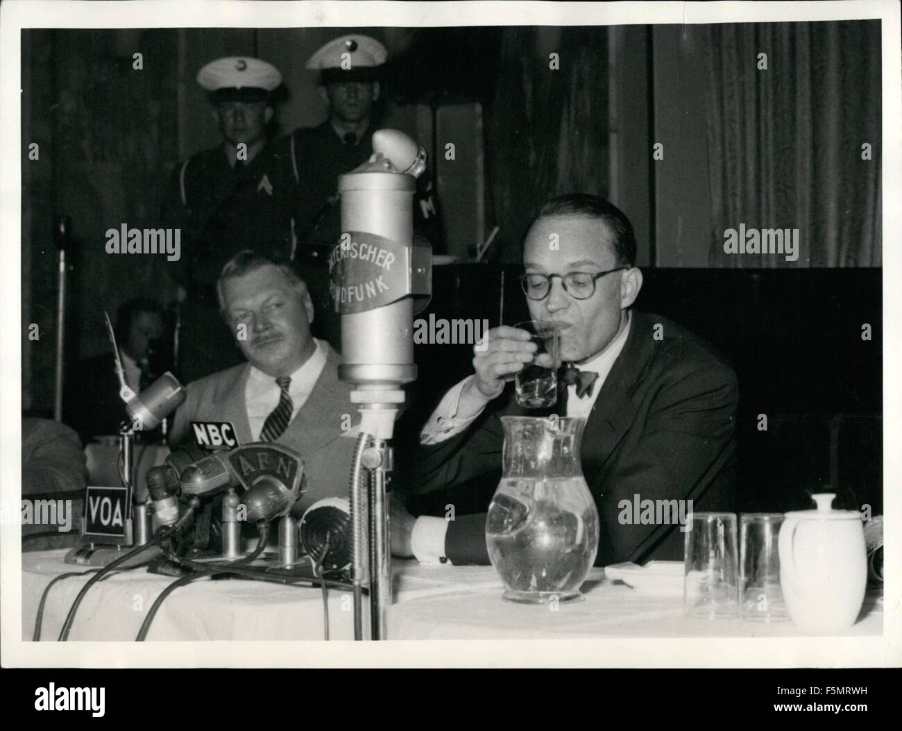 1954 - assoziierten Press Korrespondent William Oatis auf freiem Fuß setzen: Centrary alle Erwartungen erfüllt, AP-Korrespondent William Oatis war überraschend Dischrarged aus tschechischen Ministerpräsidenten Zapotocky. Die Entladung am Samstag, 16. Mai 1953 in Kraft getreten. Im Juli 1951 war William Oatis zu zehn 10 Jahren Gefängnis wegen angeblicher Spionage verurteilt worden. Auf Samstag, 16. Mai 1953 überquert wenige Minuten nach 12:00, William Oatis die Tschechische deutsche Grenze. Begleitet wurde er von US-Vizepräsident Konsul Herr Christopher A. Square und von Herrn Nat B. King, ein Mitglied der US-Botschaft in Prag, Tschechoslowakei Stockfoto