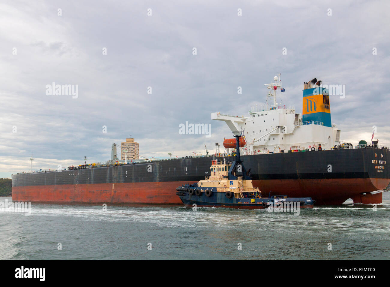 Öltanker, neue Amity geleitet hinter Sydney Hafen-Brücke von Schleppern, Sydney, Australien Stockfoto