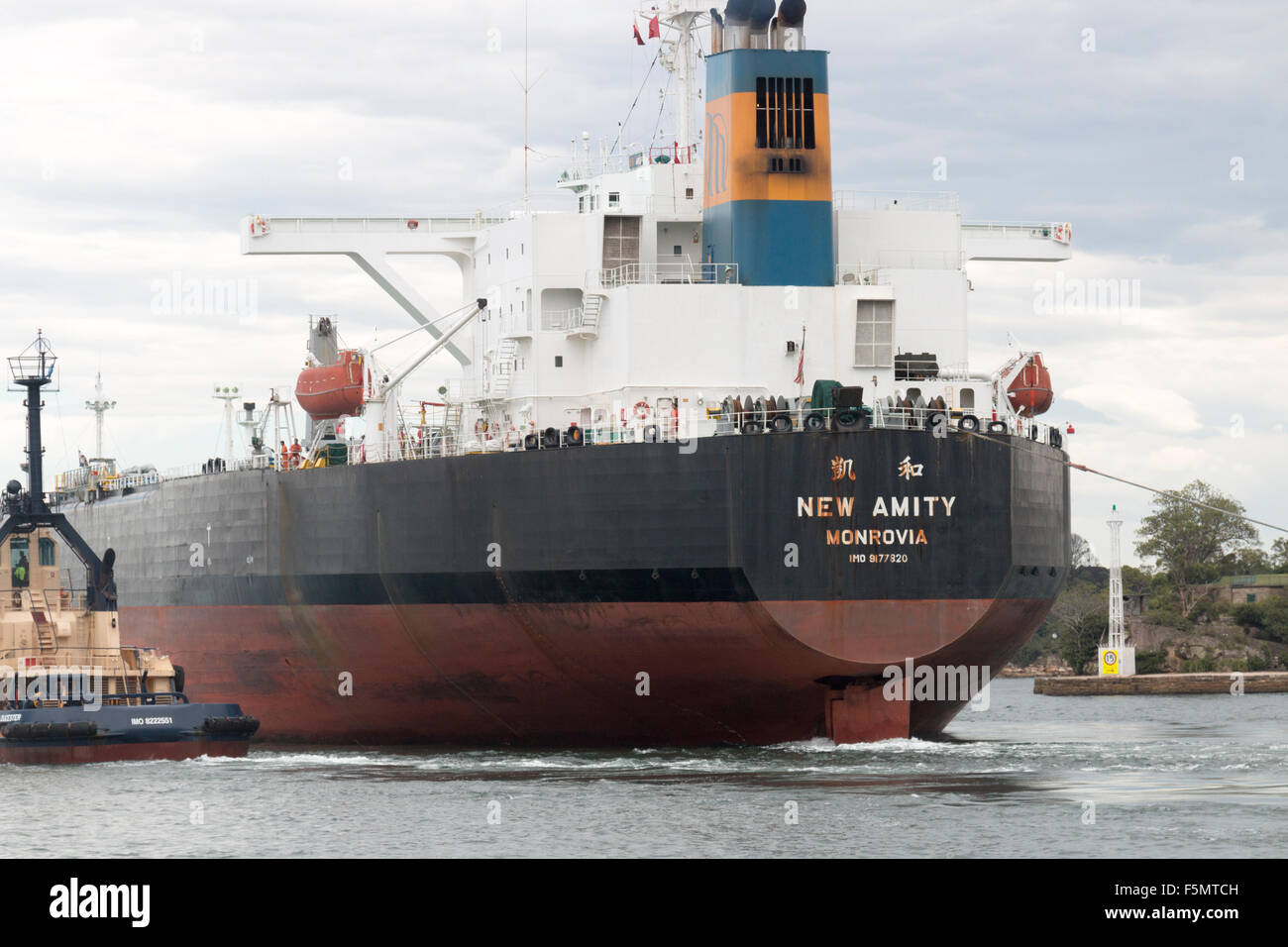 Rohöltanker, New Amity, führte vorbei an der hafenbrücke von sydney mit Schleppbooten, Sydney, NSW, Australien Stockfoto