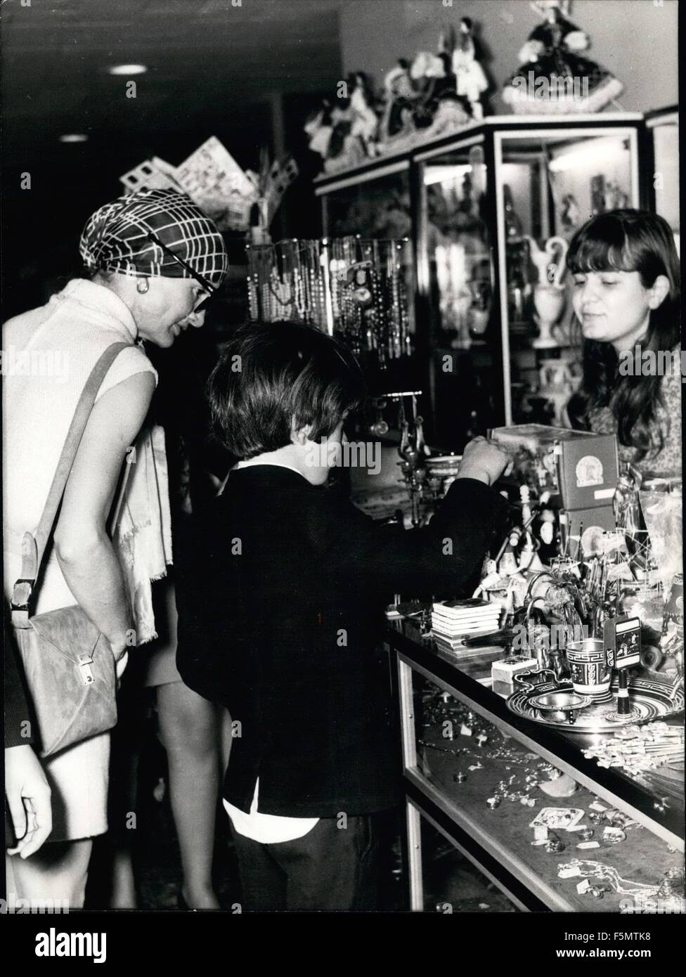 1972 - Jackie Kennedy Onassis von Jackies Hobbies ist die Antikensammlung Waich ist jetzt Skorpios und wird in diesen Tagen getroffen werden. In der Foto-Jackie in Athen Geschäfte. (Kredit-Bild: © Keystone Bilder USA/ZUMAPRESS.com) Stockfoto